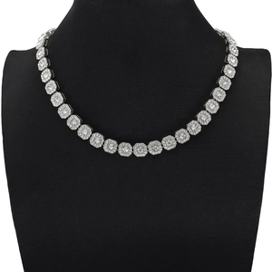Luxuriöse silberfarbene Cuban Link Halskette mit funkelnden achteckigen Gliedern