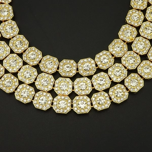 Nahaufnahme der goldenen kubanischen Kette mit achteckigen Gliedern und Strasssteinen