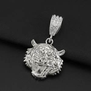 Pendentif tête de tigre 3D argenté avec bélière sertie de strass sur cuir noir texturé