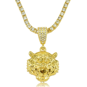 Collier hip hop avec pendentif tête de tigre plaqué or et chaîne tennis sur fond blanc