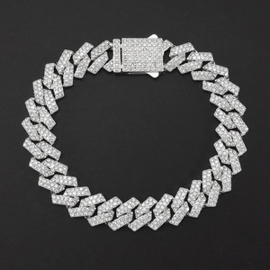 Vista macro della collana a catena cubana argento con diamanti zirconia su trama nera