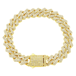 Dettaglio del bracciale a maglie cubane dorate da 10 mm con pavé di diamanti brillanti