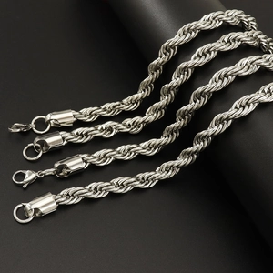 Détail de chaînes corde 8mm en acier inoxydable argenté avec fermoirs mousqueton sur noir