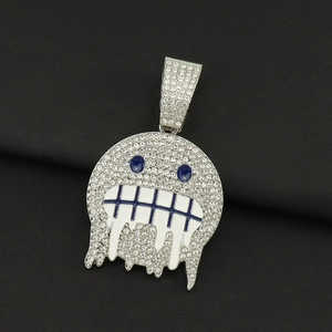 Pendente emoji ghiacciato con pietre blu e catena cubana argento stile hip hop rap