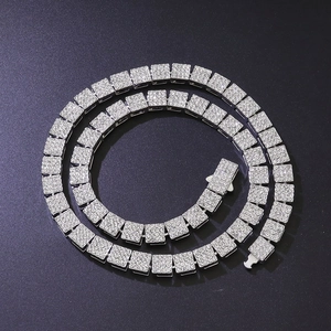 Détail macro du collier tennis en argent avec strass pavés disposé en forme de spirale