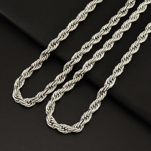Détail d'une chaîne corde en acier inoxydable argenté de 8 mm sur fond en cuir noir