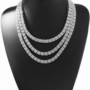 Ensemble de trois colliers tennis argentés en zircons cubiques sur un buste noir