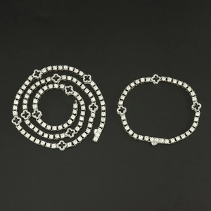 Silbernes Tennis-Halsketten- und Armband-Set mit schwarzem Kleeblatt und Kristallen