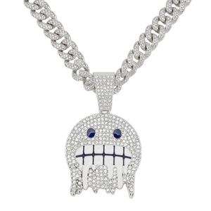 Vista macro della collana hip hop argento con ciondolo emoji con diamanti e catena cubana