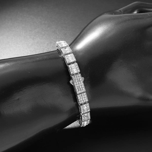 Vue macro d'un bracelet tennis carré argenté serti de zircons cubiques sur poignet