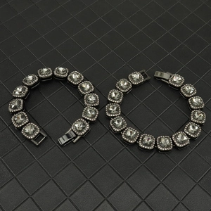 Bracelet 13mm en métal noir avec cristaux gris carrés et détails micro pavés brillants