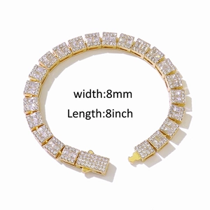 Collier Cuban link 8mm glacé avec strass carrés dorés de 8 pouces de longueur