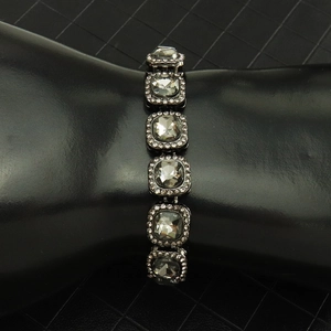 Détail de la chaîne cubaine gris anthracite avec pierres carrées et pavé de zircons