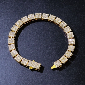 Détail du bracelet tennis doré à maillons carrés sertis de zircons cubiques brillants