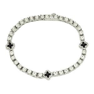 Silbernes Tennisarmband mit klaren Strasssteinen und schwarzen Kleeblatt-Emaille-Anhängern