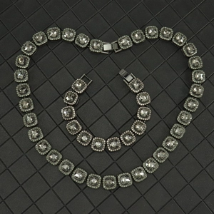 Parure hip-hop en métal gris avec strass carrés disposés en forme de cœur