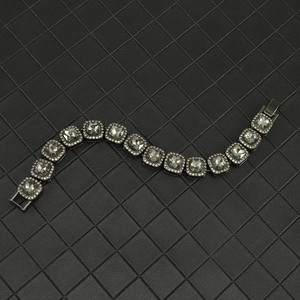 Bracelet Hip Hop 13mm gunmetal avec pierres carrées grises et incrustation zircon