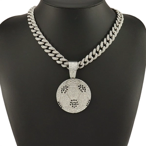 Chaîne cubaine argentée avec grand pendentif football en strass de style hip hop chic