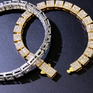 Détail de bracelets tennis dorés et argentés ornés de zircons cubiques taille princesse