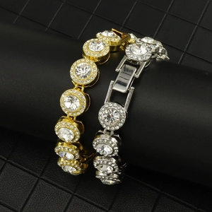 Gros plan de bracelets de tennis dorés et argentés avec des cristaux de zircone ronds brillants