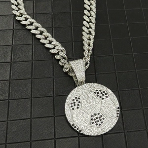Détail du collier hip-hop cubain argenté avec pendentif ballon de foot strass