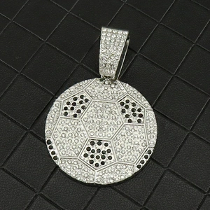 Détail macro du pendentif de football glacé avec des zircons noirs et blancs sertis