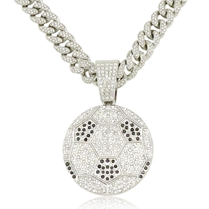 Chaîne cubaine en argent avec un pendentif ballon de football serti de diamants