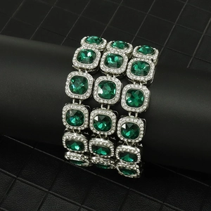 Détail d'un bracelet triple rangée avec cristaux carrés de couleur vert émeraude