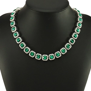 Collier cubain hip hop avec pierres émeraude vertes et entourage de diamants brillants