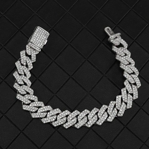 Gros plan sur le bracelet gourmette argentée glacée avec fermoir pavé de diamants