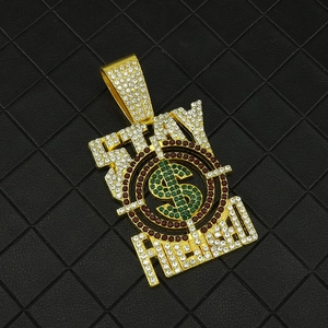 Λεπτομερής λήψη του Iced Out Stay Focused μενταγιόν με πολύχρωμους πολύτιμους λίθους