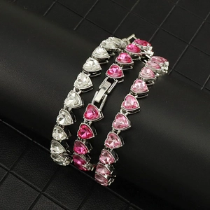 Detail von drei Tennis-Armbändern mit herzförmigen Edelsteinen in Weiß, Dunkel- und Hellrosa