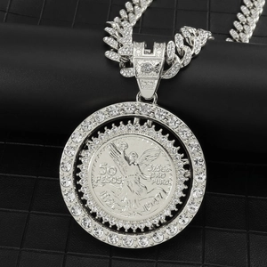 Dettaglio macro della catena cubana d'argento con ciondolo a moneta angelo diamantato