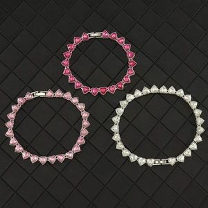 Detailansicht der 8mm Herz-Kristall-Tennisarmbänder in drei verschiedenen Farben