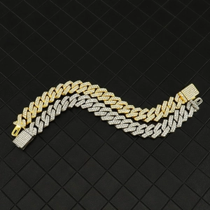 Gros plan de bracelets gourmette or et argent avec strass pavés de style hip-hop