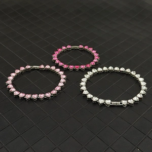 Detailansicht der 8mm herzförmigen Kristall-Tennisarmbänder in drei Farben