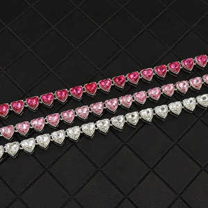 Detailansicht von 8mm Herzschliff Tennisarmbändern in Rot, Rosa und Weiß