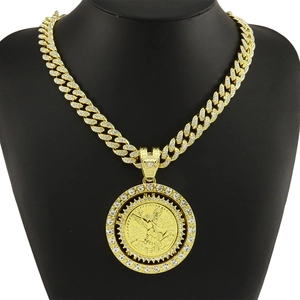 Dettaglio della collana con ciondolo moneta d'oro Hip-hop con dea della vittoria e strass