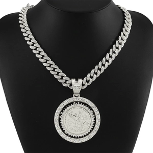 Collana hip hop color argento con catena cubana e ciondolo a moneta rotante con strass