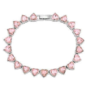 Detailansicht des 8mm Tennisarmbands mit herzförmigen rosa Kristallen und Klappverschluss