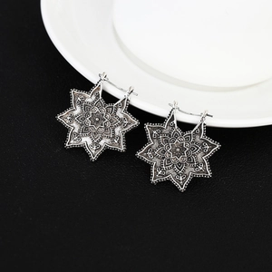 Boucles d'oreilles bohèmes vintage en forme d'étoile avec gravure mandala en métal argenté