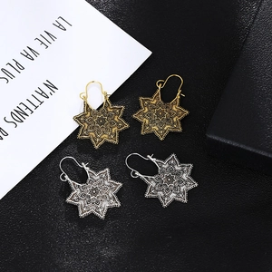 Boucles d'oreilles bohèmes vintage en métal ciselé doré et argenté sur cuir noir