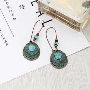 Orecchini bohémien in bronzo vintage con pietre turchesi e intagli in stile etnico