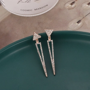 Boucles d'oreilles pendantes double triangle en or rose serties de cristaux fins