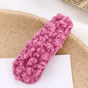 Fermaglio per capelli in peluche rosa riccio per autunno e inverno su vassoio decorativo