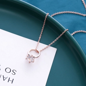 Collana in oro rosa con ciondolo ad anello geometrico e cristallo di zircone lucido
