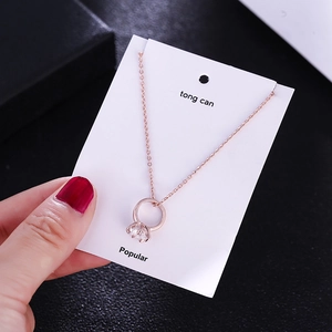 Elegante collana in oro rosa con ciondolo a cerchio geometrico minimalista e pietra zircone