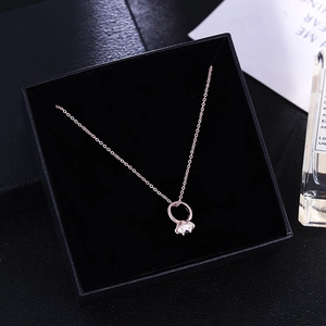 Collana con ciondolo ad anello in oro rosa e zircone in confezione regalo nera