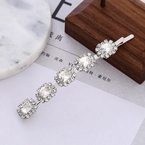 Barrette à cheveux argentée élégante avec cinq strass carrés et détails de perles