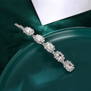 Pince à cheveux argentée avec cinq cristaux rectangulaires et perles sur velours
